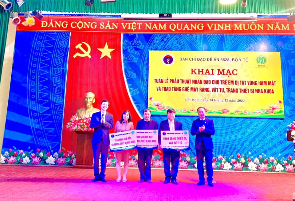 Bệnh viện Răng Hàm Mặt TW Hà Nội tiến hành tặng thiết bị, vật tư y tế cho các đơn vị của tỉnh Bắc Kạn